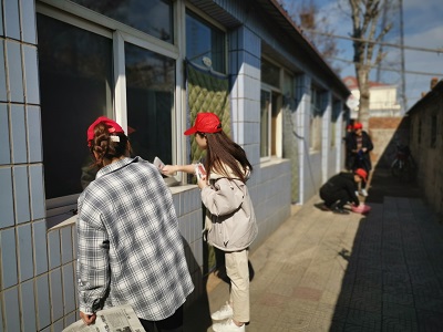 志愿者为老人们擦玻璃1