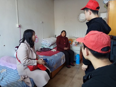 团委老师带领志愿者看望老人